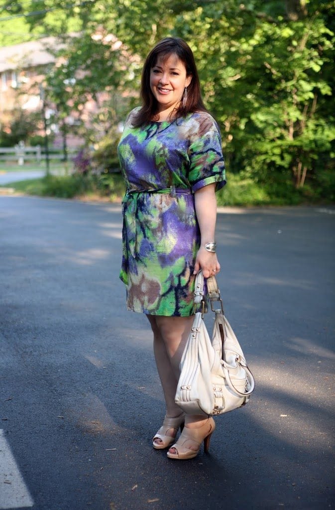 Alison Gary, over 40 fashion blogger at Wardrobe Oxygen wearing a watercolor print silk dress while carrying a white leather handbag from Banana Republic