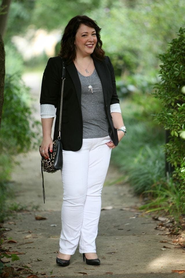 Wardrobe Oxygen wearing a black boyfriend blazer, gray v-neck tee, and white jeans with a leopard bag