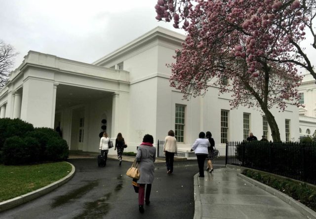 OMG OMG OMG I'm walking into the White House!!