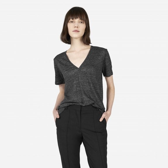 Everlane The Linen V-Neck Review - Wardrobe Oxygen | Thoughts on Everlane Sizing featured by popular DC curvy fashion blogger, Wardrobe Oxygen