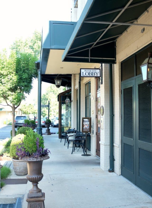 River Inn Memphis Lobby Entrance