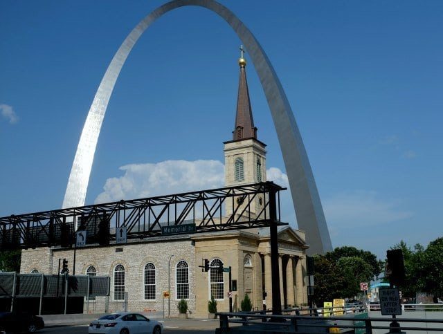 St. Louis The Gateway Arch - Wardrobe Oxygen
