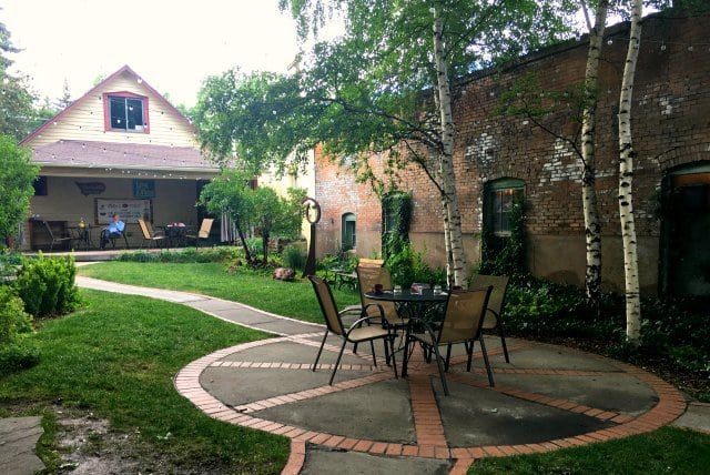 rochester hotel courtyard