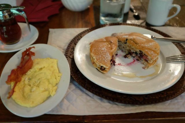 crooked-oak-mountain-inn-pancakes-breakfast