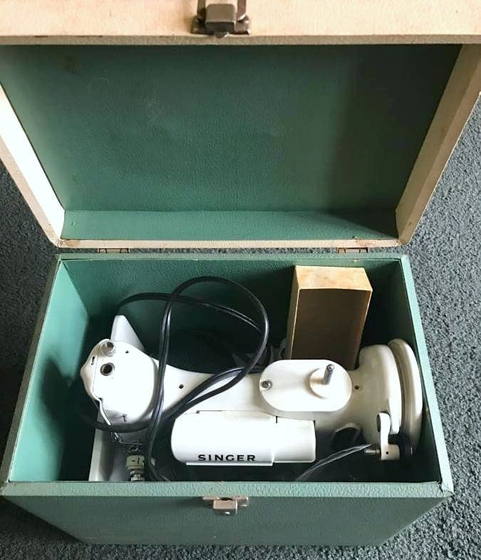 Singer Featherweight 221 Green White in box