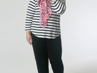 Scarf Style: Amazing how a scarf can pull together relaxed separates making it work-appropriate. Easily switch this scarf out for different lengths and styles for different looks! Capsule wardrobe Wardrobe Oxygen makes one from the Chico's Travelers Collection