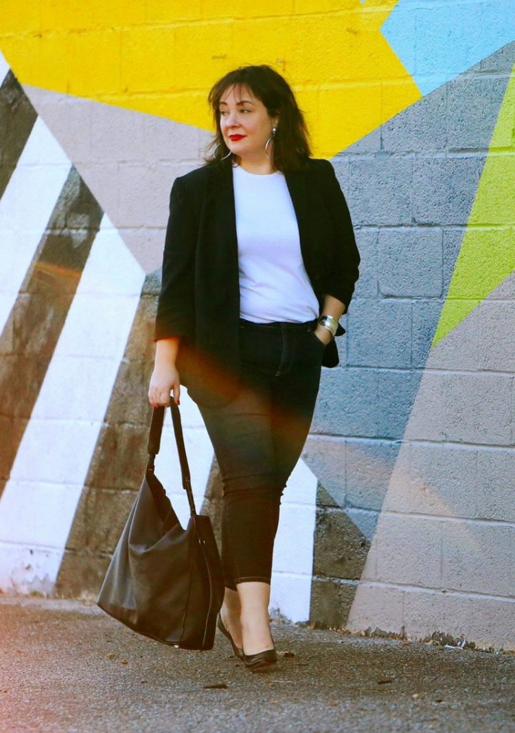 Wardrobe Oxygen wearing a whole outfit from Universal Standard: thei Meg Short Blazer, Universal Standard T Rex, and Siene jeans in petite length.