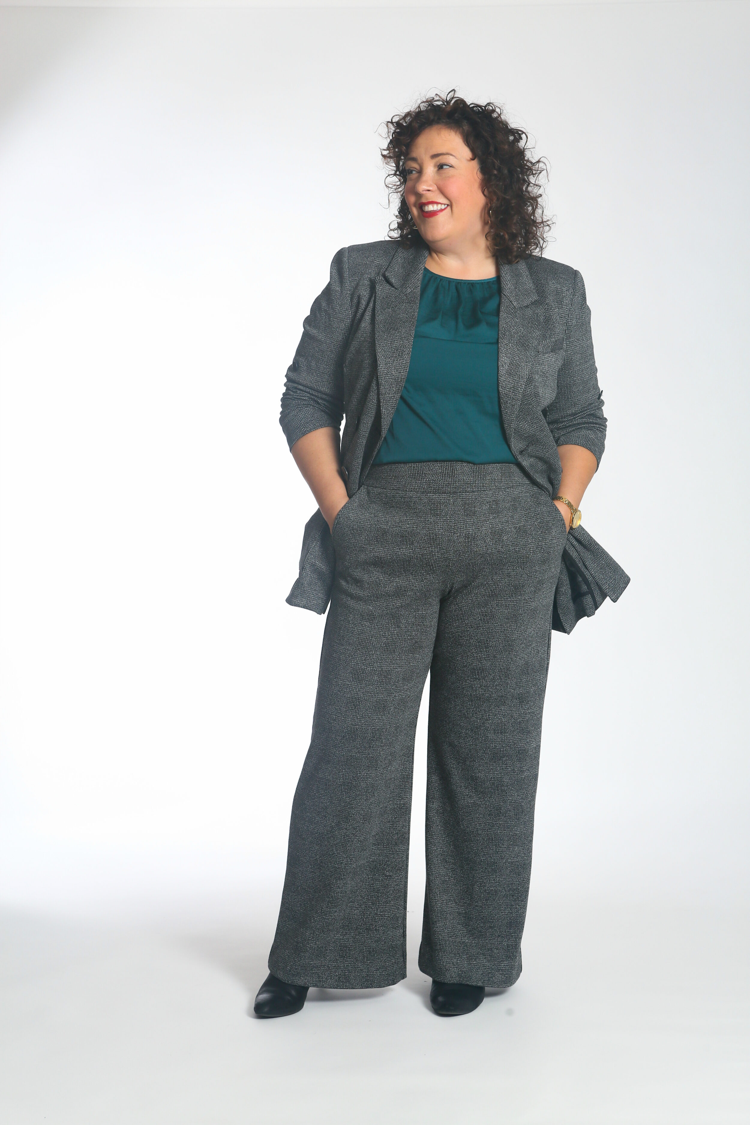 Wardrobe Oxygen in the cabi Bond Trouser and Bond Blazer unbuttoned over the mist Top