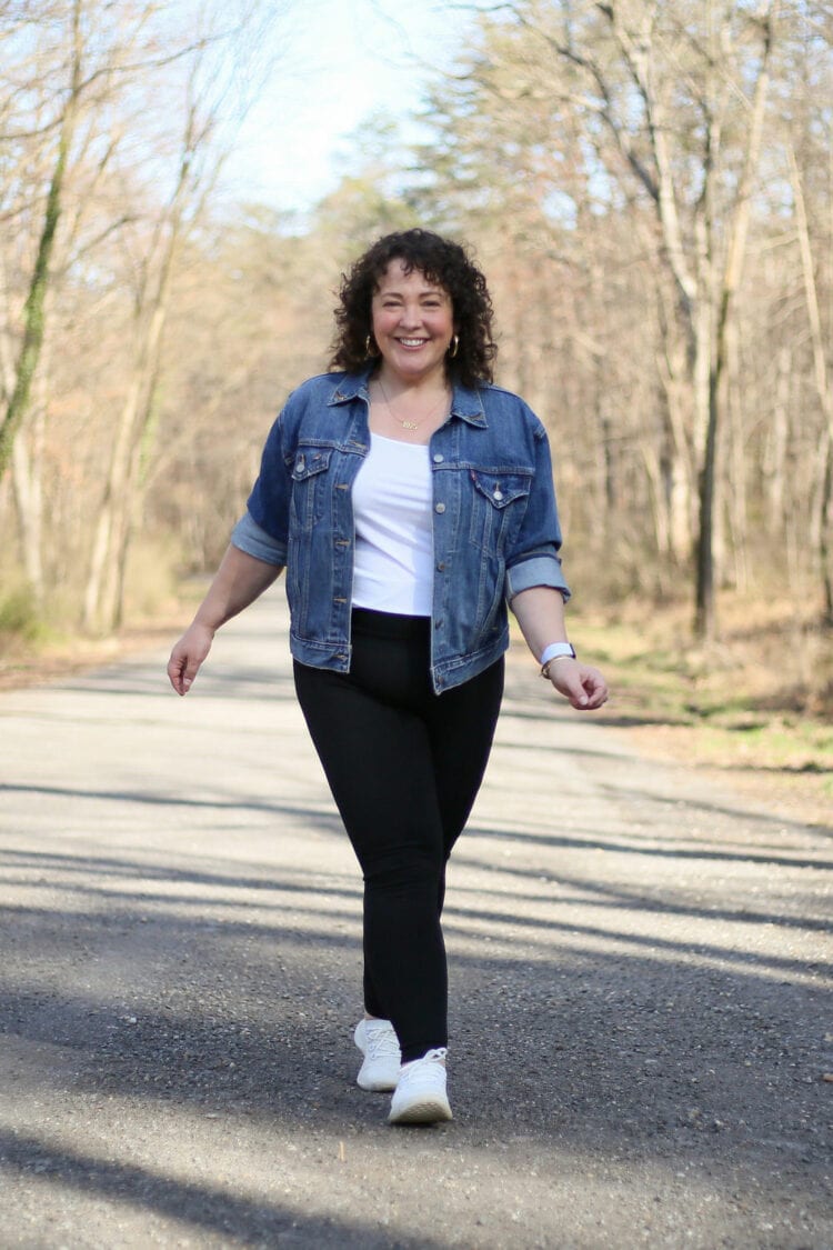 Pari Passu Goldie leggings review by Wardrobe Oxygen who is wearing these black plus sized leggings with a white scoop neck tank and vintage Levi's denim jacket