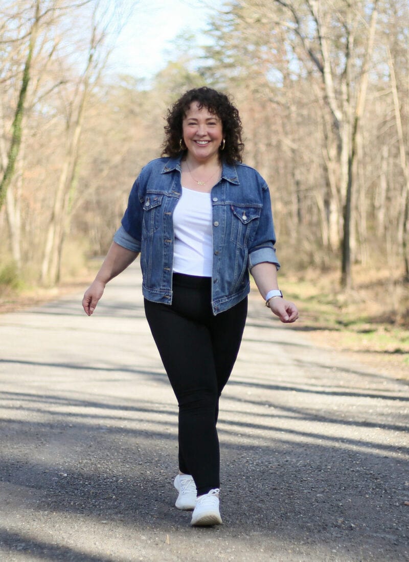 Pari Passu Goldie leggings review by Wardrobe Oxygen who is wearing these black plus sized leggings with a white scoop neck tank and vintage Levi's denim jacket