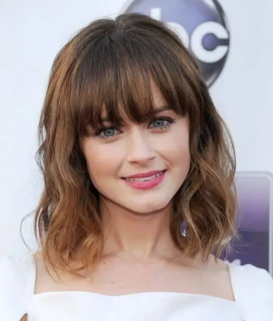 short wavy hair blunt bangs