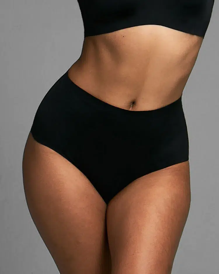 Model wearing the Eby Seamless Highwaisted in black