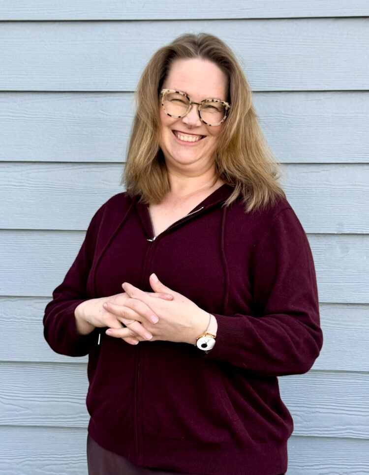 Quince Plus Size Clothing Review: An Honest Community Member Take 5 Tricia wearing the Quince Plus Size Mongolian Cashmere Zip Hoodie in Burgundy