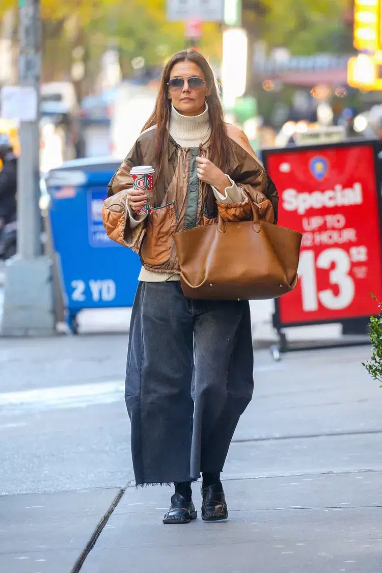 What Shoes Does One Wear with Barrel Jeans in the Winter? 5 katie holmes in barrel jeans with loafers and socks