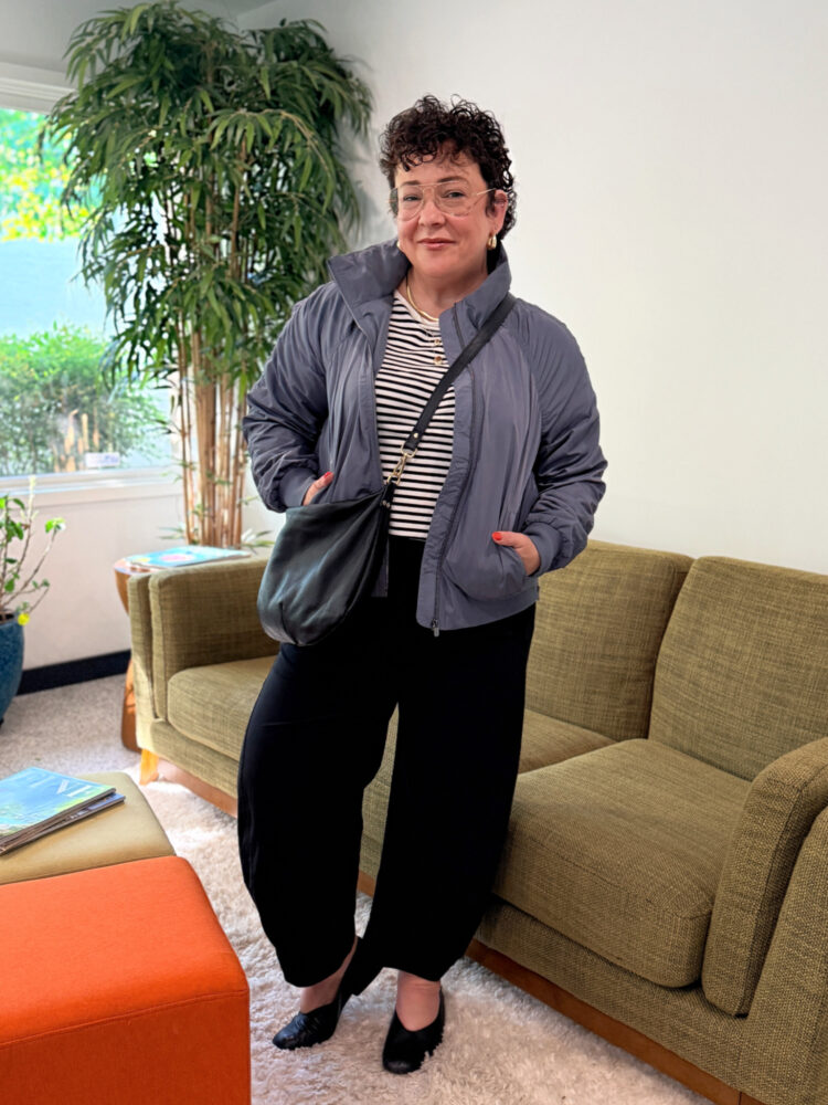 Best Packable Travel Jackets for Women: Stylish Picks from XXS to 3X 2 alison gary of wardrobe oxygen in a travel outfit featuring the athleta jetset bomber and ruti on the loose pants